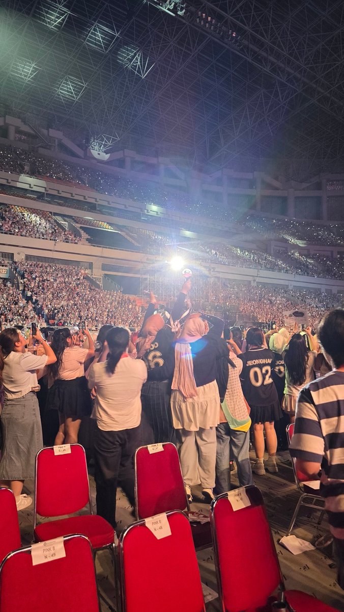 halo temen temen my day semua, terutama yg di floor atau di jalur yg dilewatin cart (kalo ada) kita sepakat yuk besok di encore konser ga kaya gini. aku yakin banget my day udah pada gede dan bisa diajak ngomong baik baik. gapapa kalo mau berdiri, but please STAY IN YOUR SEAT AND