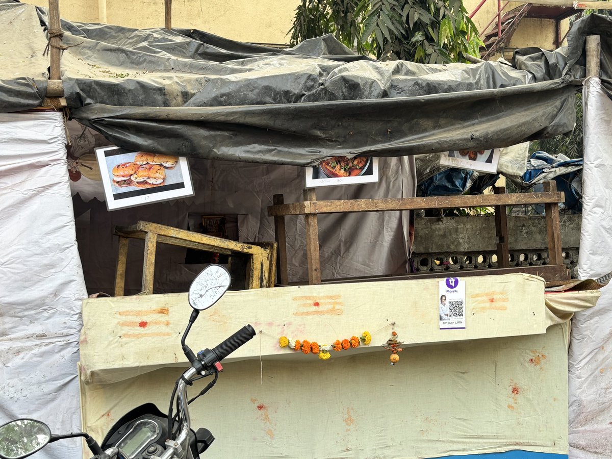 anishjal's tweet photo. @mybmcWardPN @mybmc @PiyushGoyal 

Everyday this is laying like this near Kanchpada behind Sonali Estate. Need to address on priority and not once in a while https://t.co/pX28raPcBo