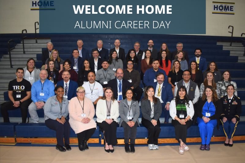 LifeIntheRegion's tweet photo. Bishop Noll Alumni Inspire the next generation of Warriors. 47 accomplished alumni returned home to share their wisdom. These inspiring sessions provided invaluable insight into diverse career paths, showcasing the success they've had 💙💛 #BNI4LIFE #alumni https://t.co/7t7eBrruMl