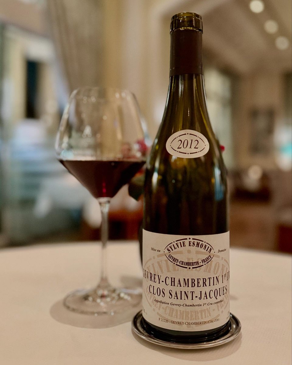 JeannieChoLee's tweet photo. Simple meals can be elevated with special wines like this gorgeous 2012 Clos St Jacques by Sylvie Esmonin — drinking beautifully now!
#gevreychambertin #clossaintjacques #burgundy #Bourgogne #BurgundyWine #부르고뉴 #부르고뉴와인 #勃艮第 #勃艮第酒品 #法国酒 #wine #winetime https://t.co/6Plouvvh9B