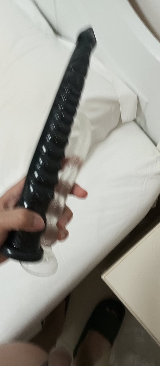 AdmimF's tweet photo. 光着身子刚刚走到楼梯口就滑出来啦，只能回去重新塞回去啦，如果不小心被发现的话，大概就完蛋了吧。
#男娘rbq #男娘雌堕 #男娘露出 https://t.co/Xfx4ziUl78