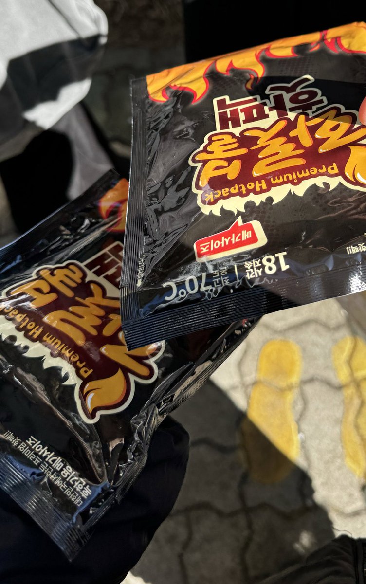 EN7ernally's tweet photo. jungwon saw fans waiting in line for his birthday cafe in the cold, so a hybe staff came out carrying a box of hot packs and said that jungwon wanted to give them out 😭😭🤍 my sweetest and precious jungwon 😭 such an angel really 🥹 https://t.co/A3FiltDi1Q