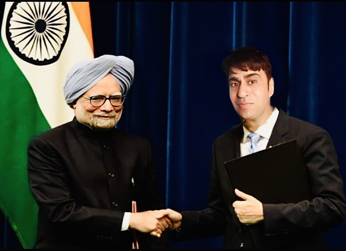 BhambriCa's tweet photo. Some old memories with respected Ex-Prime minister late Dr. Manmohan Singh ji … l feel blessed to be part of yours team… https://t.co/yaZasqB1QL