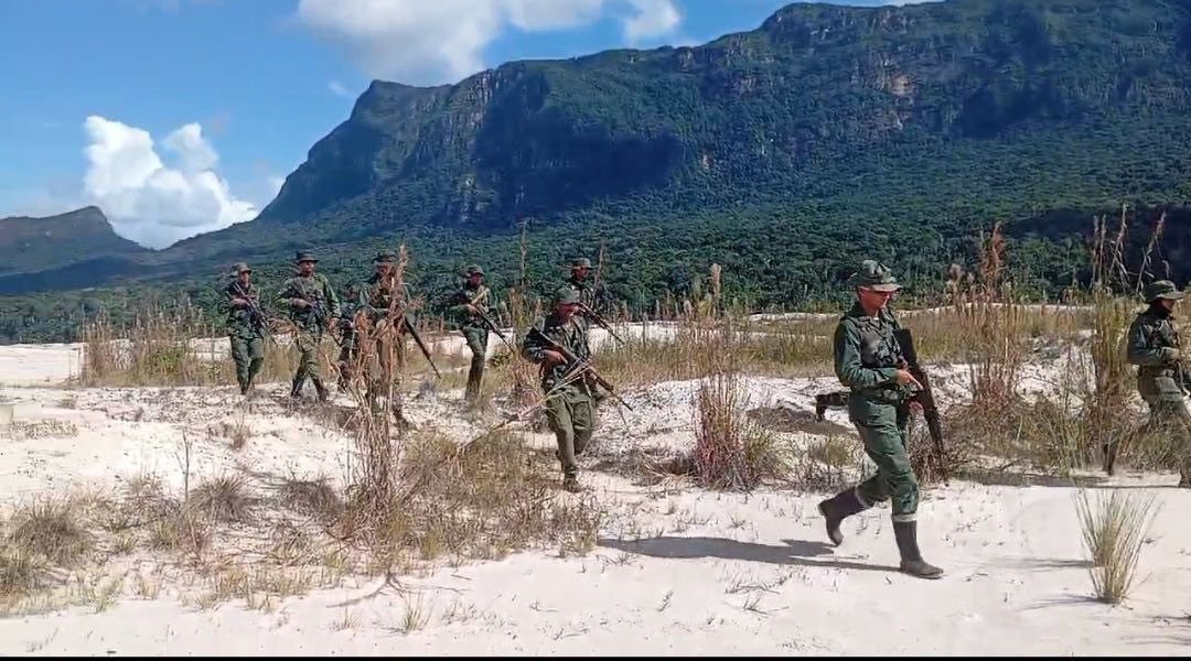 dhernandezlarez's tweet photo. La FANB a través de la REDI Nº 6 GUAYANA, en la ZODI Nº 63 AMAZONAS, en el marco de la Operación “Neblina 2025,” empleando BST YAPACANA 08FEB25, durante labores de patrullaje terrestre en el sector “POLLO DURO Y FIBRAR” del Parque Nacional YAPACANA, detectaron un campamento logístico dedicado a la mineria ilegal, de acuerdo a la siguiente relación del material destruido:
-Una (01) planta eléctrica inoperativa 
-Dos (02) tapetes de alfombra 
-Dos (02) pares de botas de gomas 
-Una (01) cava de anime 
-Una (01) colchoneta 
-Un (01) Refrigerador horizontal 
-Diez (10) envases tipo bidón contentivos de combustible tipo diésel 
-Un (01) botellón de agua 
En el estado Amazonas de acuerdo a nuestro ordenamiento jurídico territorial está totalmente prohibida la explotación minera y de hidrocarburos. El suelo del territorio nacional no se negocia, no se vende y no podrá ser enajenado. Los parques nacionales y áreas forestales deben ser protegidas por toda la ciudadanía, ya que los mismos se encuentran bajo régimen de protección especial de conservación del Estado venezolano. ¡INTEGRAR ES VENCER!