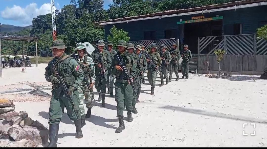 dhernandezlarez's tweet photo. La FANB a través de la REDI Nº 6 GUAYANA, en la ZODI Nº 63 AMAZONAS, en el marco de la Operación “Neblina 2025,” empleando BST YAPACANA 08FEB25, durante labores de patrullaje terrestre en el sector “POLLO DURO Y FIBRAR” del Parque Nacional YAPACANA, detectaron un campamento logístico dedicado a la mineria ilegal, de acuerdo a la siguiente relación del material destruido:
-Una (01) planta eléctrica inoperativa 
-Dos (02) tapetes de alfombra 
-Dos (02) pares de botas de gomas 
-Una (01) cava de anime 
-Una (01) colchoneta 
-Un (01) Refrigerador horizontal 
-Diez (10) envases tipo bidón contentivos de combustible tipo diésel 
-Un (01) botellón de agua 
En el estado Amazonas de acuerdo a nuestro ordenamiento jurídico territorial está totalmente prohibida la explotación minera y de hidrocarburos. El suelo del territorio nacional no se negocia, no se vende y no podrá ser enajenado. Los parques nacionales y áreas forestales deben ser protegidas por toda la ciudadanía, ya que los mismos se encuentran bajo régimen de protección especial de conservación del Estado venezolano. ¡INTEGRAR ES VENCER!
