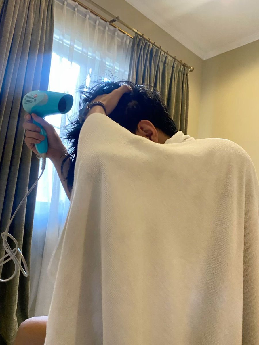 haeshaimut's tweet photo. 🐯:”Udah mandinya?”
🐻:”Hm, lu ngapain sih?”
🐯:”Gitaran, gua jago, mau denger gak?”
🐻:”Gamau, aku mau ke kampus.”
🐯:”Ngapain? ikut.”
🐻:”Aceell, gak boleh.”
🐯:”Pleaseee.”
🐻:”Iya, ikut tapi habis itu lu pulang.”
🐯:”Gak mau.”
🐻:”Yaudah diem disini.”
🐯:”☹️” https://t.co/fItxbuB4kO