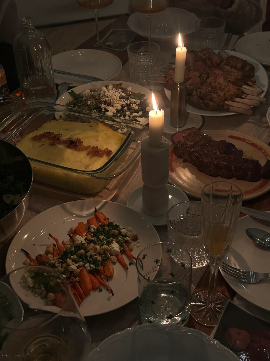 ptwmj12197963's tweet image. Bring your appetite and head to a friend's feast! Friendship + delicious food = the perfect night! 🍷🍲