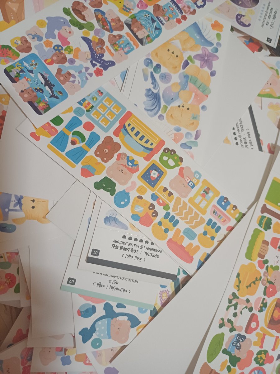 혹시 멜리팩토리 예전 스티커들 필요한 사람...? 안쓰는 거 버리려는데 새거들이라... 전체샷은 귀찮고 몽땅 가져가실분
