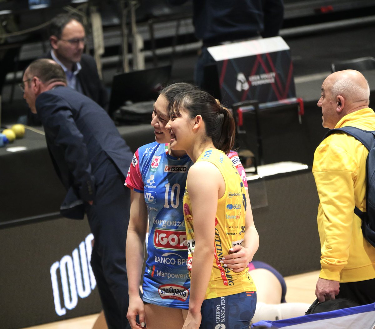 pnpn_0610's tweet image. 📷2025.02.08 Conegliano vs Novara
念願のせなまゆ対決🤝試合後は穏やかな表情で対面するおふたりが印象的でした✨
Novaraでの対戦も楽しみです🏃‍♀️
#関菜々巳 選手@Nanazo0612 
#proseccodoc
#石川真佑 選手@m_ish_0514 
#igorvolley
