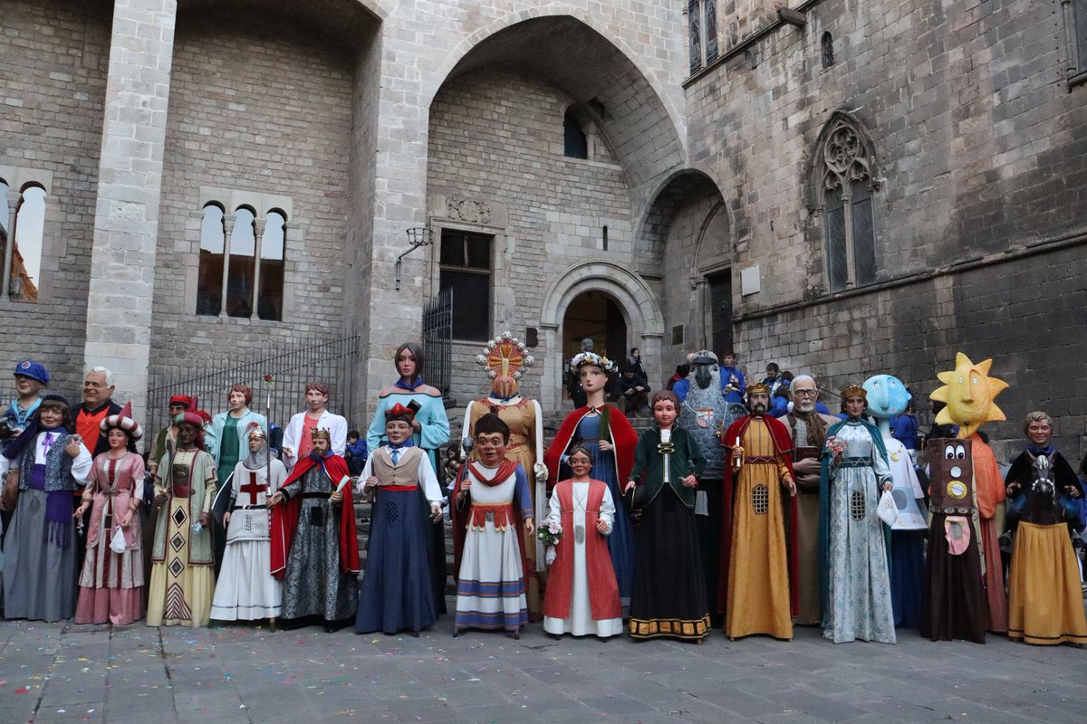 🧒🏻👧🏾 Els infants són els autèntics protagonistes de les festes de #SantaEulàlia!
Per això els Gegantons han participat a la Trobada infantil de #Barcelona, coorganitzada pels mateixos infants de les colles!!!
Gaudiu de la festa!!! 🎉🎉🎉
#Gegants #Gràcia #CulturaPopular