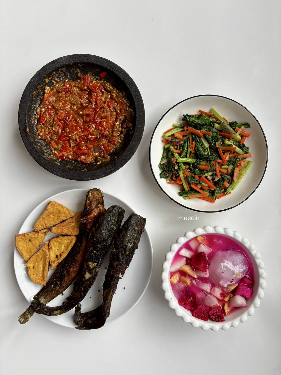 meecin_'s tweet photo. Masak hary ini, masih dengan tema #WeekendTahu ada tumis caisim wortel, lele goreng, tahu goreng, sambal dan aku bikin sop buah sehat tanpa kental manis tanpa sirup tanpa gula tambahan, Allahumma Bariik.
ππ₯¬π₯πΆοΈππ
π₯ ππ β¨π©π»βπ³π» https://t.co/Dj0cLZGLu2