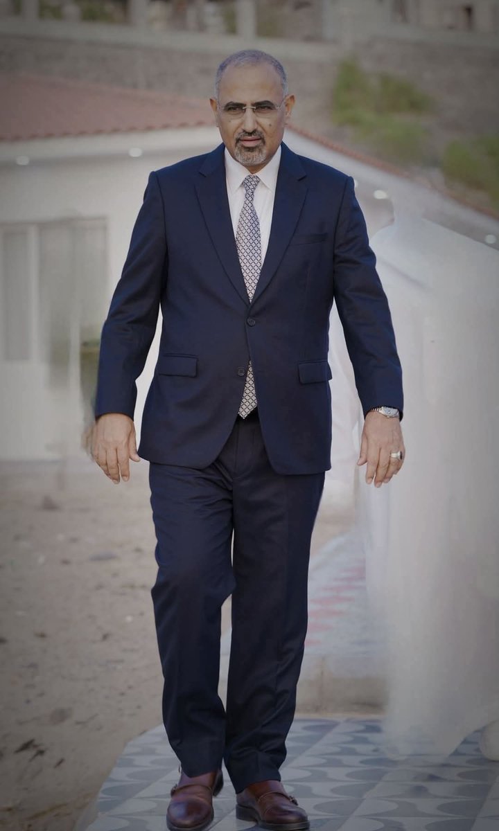 قولو لكل من يراهن على سقوطنا 
بأن صمودنا وثباتنا اطول من اعماركم 
سجلو اسمي وموقع جلوسي انتقالي 
رغم حسب الجلوس عيدروسي شعبنا عيدروسي والوفاء والعهد من عيدروس 
كل ماعاتبوني زاد عشقي فيك

صباح الخير ياوطني