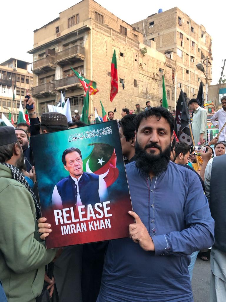 usman_khan555's tweet photo. کراچی میں دفعہ 804 نافذ !!!

8 فروری 2024 کو ہونے والی ناانصافی، مینڈیٹ چوری کے خلاف کراچی کی عوام گھروں سے باہر نکل آئے۔ کراچی کی شاہراہوں اور بازاروں میں ایک ہی نعرہ گونجتا رہا ہے
نا وہ باغی نا غدار قیدی نمبر 804
#مینڈیٹ_چوری_کا_ایک_سال https://t.co/Xjoq7w1Nt7