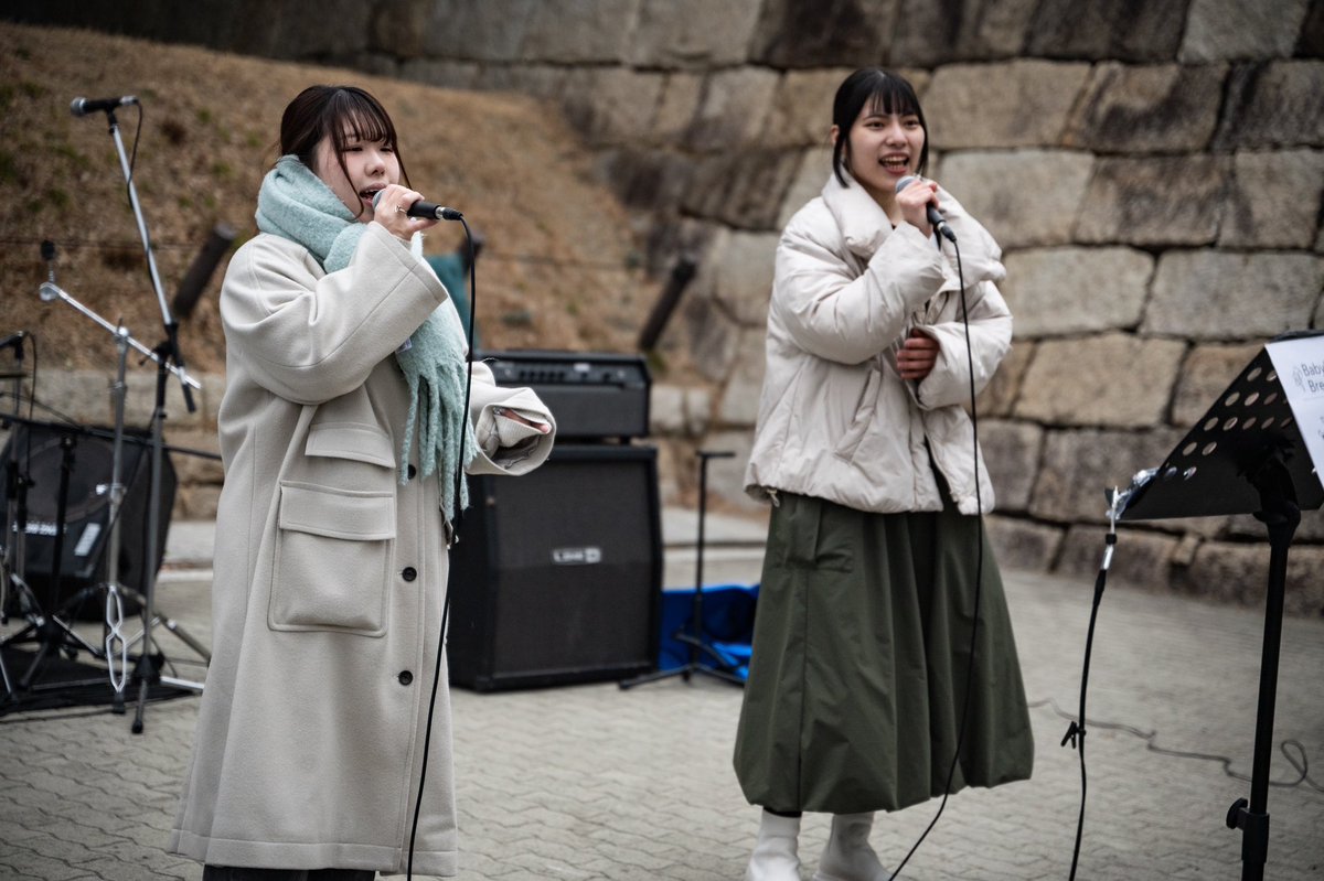 sonicform1's tweet photo. 🏯'25/2/9城天ストリート🏯

2組目
『✨Baby's Bless✨』

カバーソングユニット◎

突然の雪にも臆せず
冬にぴったりの
ロマンスの神様からスタート✨

城天に透き通った伸びやかな
美声を響かせてくれています🌸

#Baby'sBless 
#城天ストリート 
#フリーライブ
#大阪城公園 https://t.co/CEXK4DjWNP