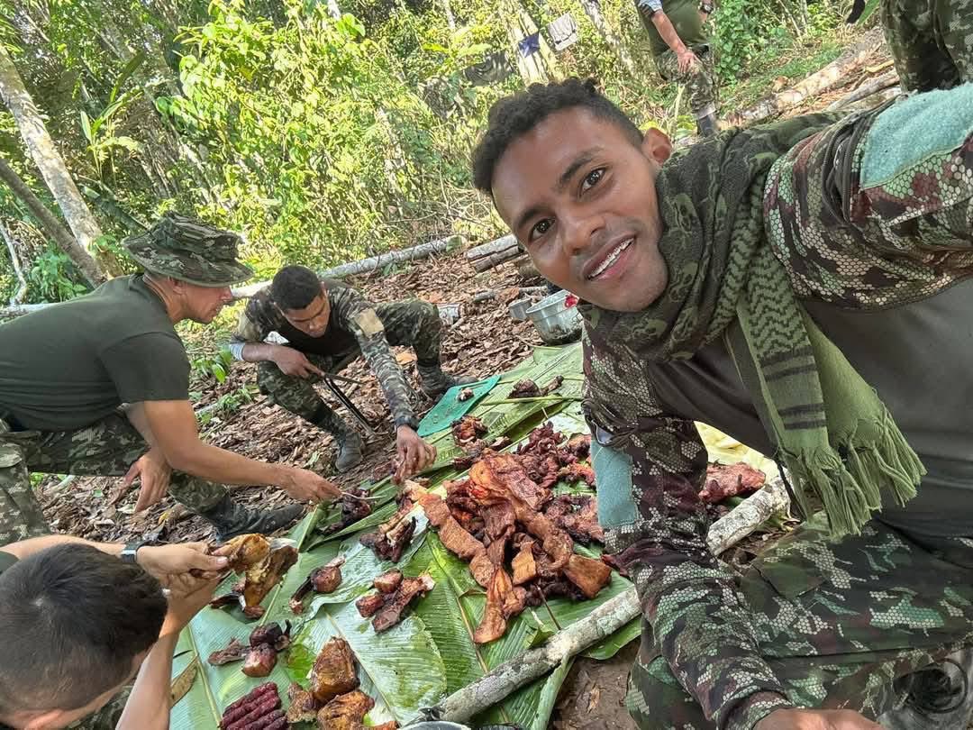 Pedroelgrande74's tweet photo. Dra @VickyDavilaH  que el ejército de Colombia la quiere invitar a un Asadito en la selvas colombianas cuando quiera 👍👍👍 https://t.co/lcPmhXQKP8