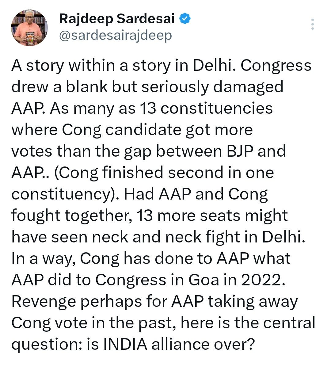 ajeetbharti's tweet photo. राजनीति और गणित में यही अंतर होता है कि एक और एक मिल कर, अपने पापों का टोकरा इतना बड़ा कर देते हैं कि इम्पैक्ट शून्य हो जाता है। बुआ-बबुआ और यूपी के लौंडे, जैसे दो गठबंधन भाजपा को रोकने में इसी कारण विफल रहे। गठबंधन समान सोच वाली पार्टियों में हो तो एक और एक मिल कर दो हो सकते हैं। 

राजदीप जैसे लोगों को यह समझना चाहिए कि केजरीवाल के कई विधायक ऐसे हैं जो स्वयं केजरीवाल का नाम प्रयोग करने से बचते हैं। केजरीवाल की स्थिति यह थी कि यदि संदीप दीक्षित न भी खड़े होते, तब भी वो हारता, और संभवतः कॉन्ग्रेस के वोटर परवेश वर्मा को वोट दे देते। 

राजनीति में मतदाता गणित के अंक नहीं होते हैं। अंकों में सोचने की क्षमता नहीं होती, मतदाताओं में होती है। यही कारण है कि ‘कॉन्ग्रेस अगर गठबंधन कर लेती तो’ का फैक्टर ऐसी भयावह एंटी-इन्कम्बेन्सी में नाकाम हो जाती है। 

@sardesairajdeep के लिए यह हार व्यक्तिगत क्षति है क्योंकि 2014 की 6 जनवरी को IIT दिल्ली में ‘जागृति यात्रा’ के यात्रियों को इसने संबोधित करते हुए केजरीवाल को दिल्ली साने की बात कही थी। उसने कहा था- ‘अन्ना अपना आंदोलन मुंबई में करना चाहते थे, मैंने केजरीवाल से कहा कि दिल्ली आओ जहाँ मीडिया है, कॉलेज में छुट्टी है, बहुत सारे स्टूडेंट्स हैं, परफैक्ट रहेगा’। (मैं अपने उस दिन लिखे ब्लॉग के अंश लगा रहा हूँ।)