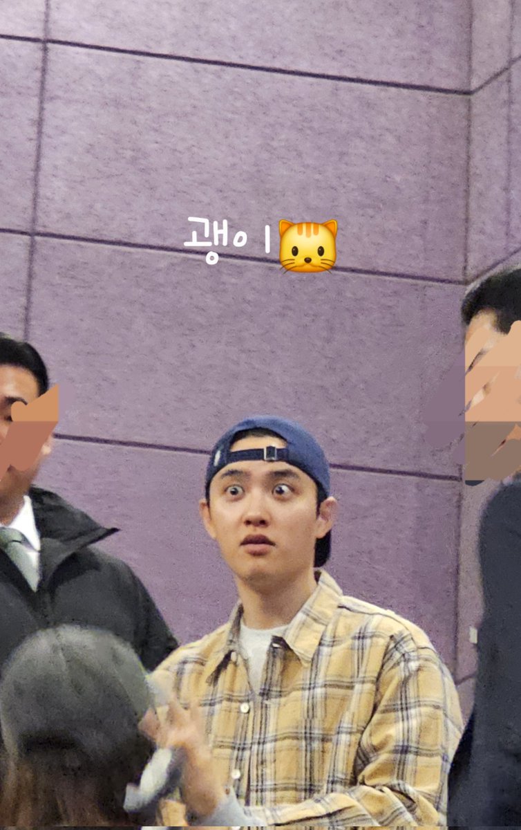 경수 말할수없는비밀 무대인사
놀란경수 시리즈다ㅋㅋㅋN차관객분 찾는 경수
나도 N차다!!
#도경수 #DO #말할수없는비밀