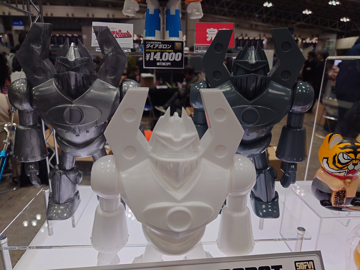 INTERCEPTブースで参考展示されていたオリジナルロボットのソフビ