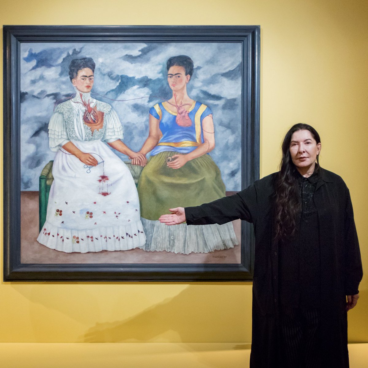 Marina y "Las dos Fridas" 💚. Hoy recibimos una visita muy especial en el MAM; la performer Marina Abramovic recorrió la exposición "Una tuna y una torre de luz sobre un pupitre".