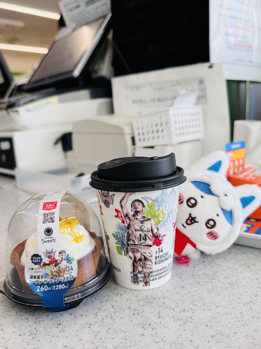P2KE2XDl9p14871's tweet image. 琉球ゴールデンキングスとファミマがコラボしてる！
岸本選手のシークヮーサーレアチーズタルトとカフェラテを買ったよ☕️
これから渋谷と試合だ🏀FIGHT🔥

#RyukyuKings 
#oki_famima
