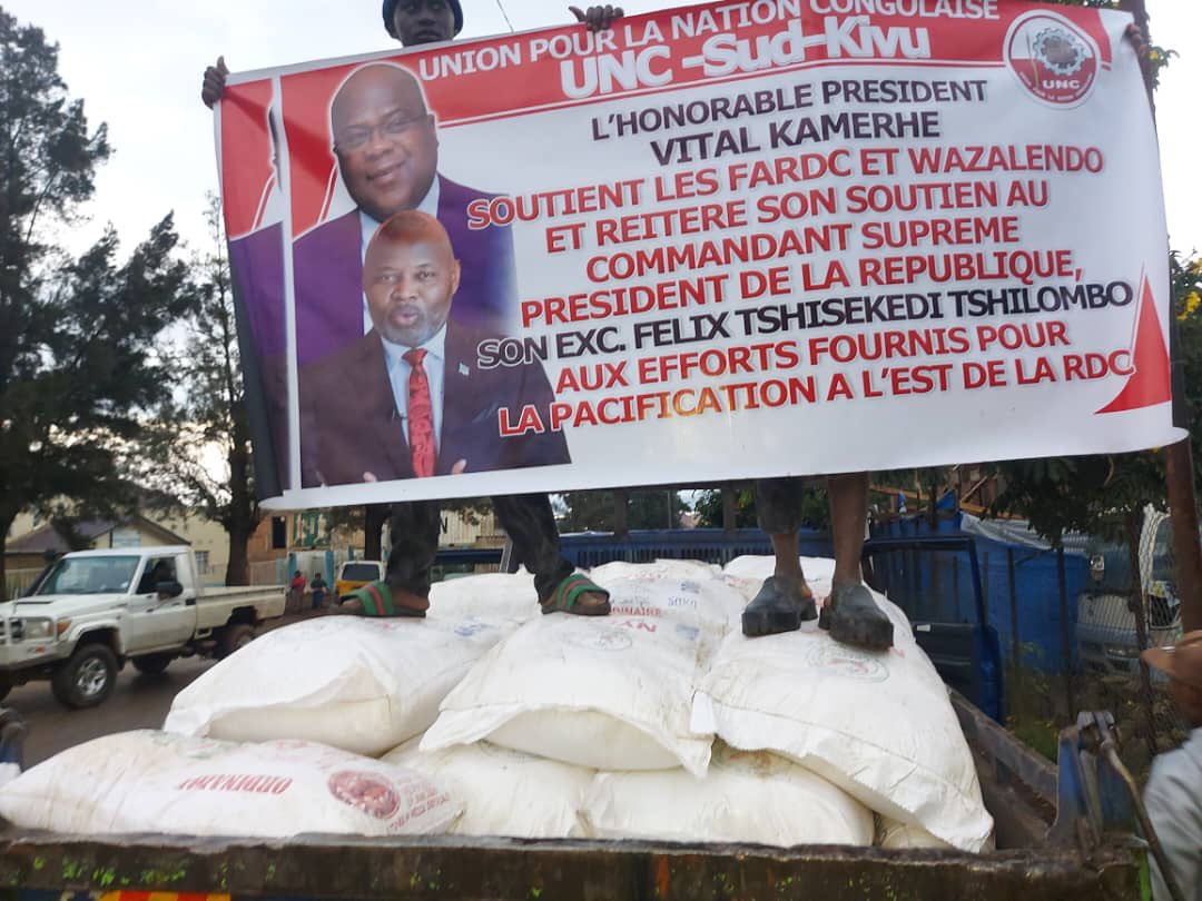 wika_theresia's tweet image. Alors que nos #FARDC_et_wazalendo, combattent jour et nuit pour défendre notre souveraineté,au #Nord_et_SudKivu, 
Le pro de l’Assemblée nationale @VitalKamerhe1 étant #Elu du Sud-kivu apporte son soutien en offrant de quoi vivre à nos militaires par le canal du gouvern #Purusi