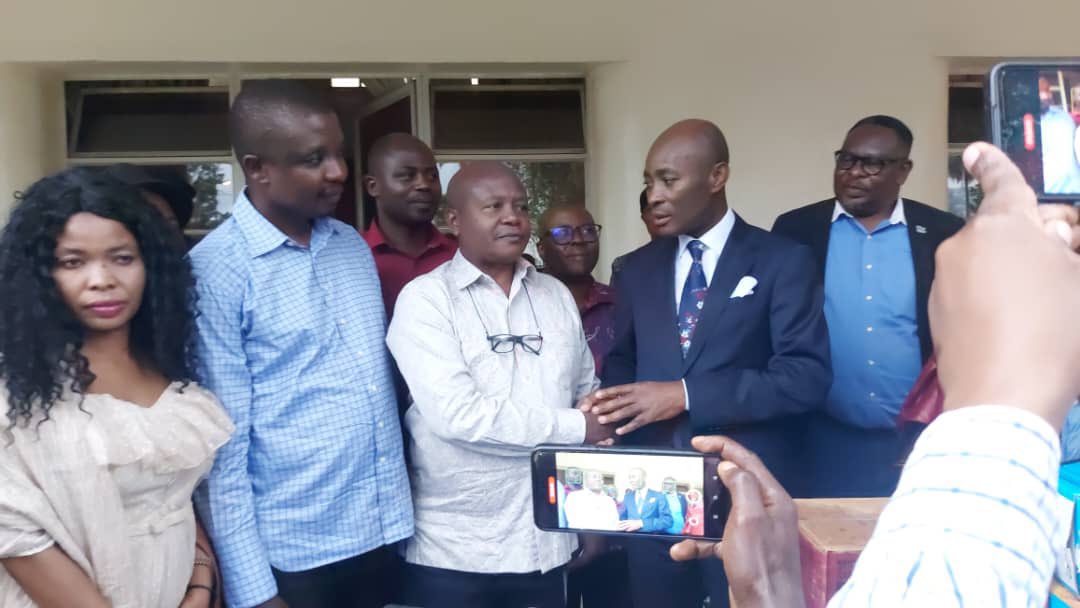 wika_theresia's tweet image. Alors que nos #FARDC_et_wazalendo, combattent jour et nuit pour défendre notre souveraineté,au #Nord_et_SudKivu, 
Le pro de l’Assemblée nationale @VitalKamerhe1 étant #Elu du Sud-kivu apporte son soutien en offrant de quoi vivre à nos militaires par le canal du gouvern #Purusi