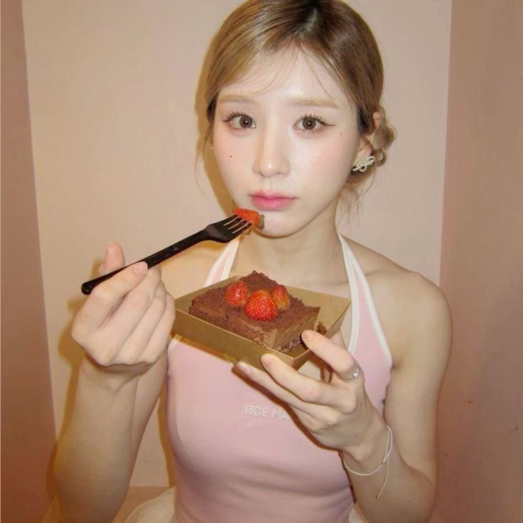 Heejin. tweet media