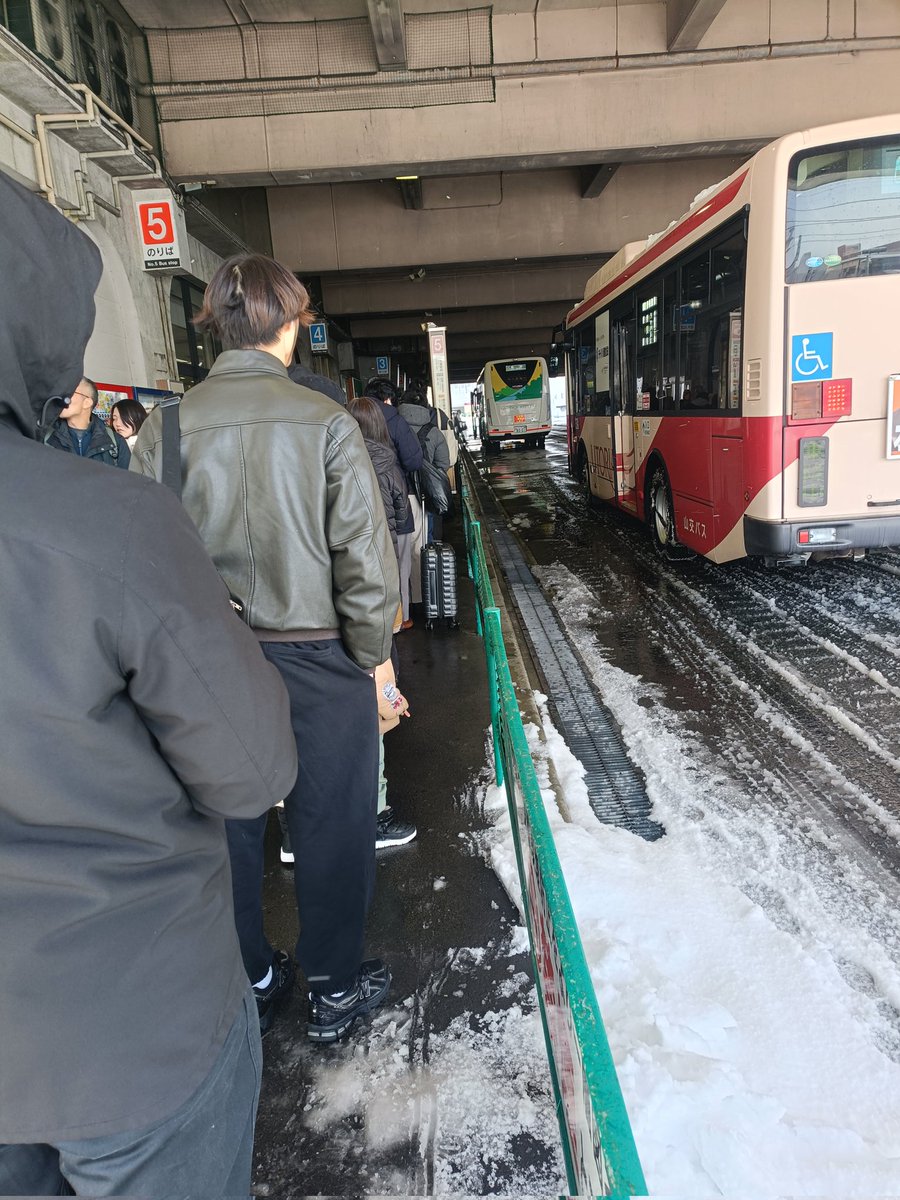 shimmeringman's tweet photo. For travelers heading from Yamagata to Sendai right now, you won't be able to get on the bus if you wait at the Yamagata Station bus stop. You can get on the bus if you go to the Yamako Bus Terminal. https://t.co/DBdHOehd9H