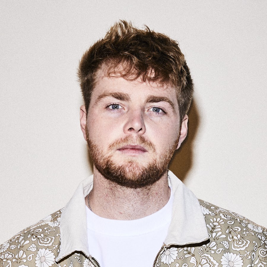 Alex Warren's "Ordinary" earned over 2.9 million streams in its first full day of release on Spotify.

It marks the biggest streaming debut of his career.