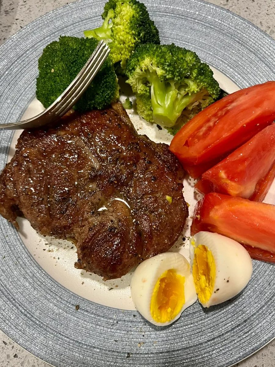 週末ランチはこれで決まり！あつあつのステーキ、美味しく満足感いっぱい！🍖✨