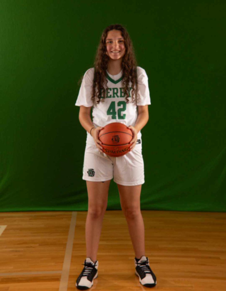 2027_JazzyMeka's tweet image. Friday night on the court for a home 🏀 game and then I'll join my club 🥎 team on Saturday &amp;amp; Sunday for our season opener! #greenismagic #ictbombers #classof2027 #sportsaremyvalentine @TopPreps @SBRRetweets @SoftballDown @FastpitchAthRec @GoMVB @Derby_Softball @CoachBredbenner