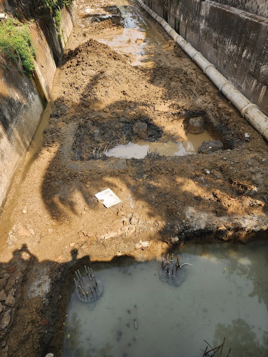 OdhavMedia's tweet photo. The Vapi GIDC is attempting to construct a bridge over Bilkhadi, which is unacceptable to the nearby residential society as it would block the natural rainwater drainage, potentially leading to flooding.
If flooding then 100% percent responsible for @CMOGuj
@PMOIndia
@collectorvalsad 
@KanuDesai180 
@vapimun 
@CMOGuj 
#SaveBilkhadi #VapiFlooding