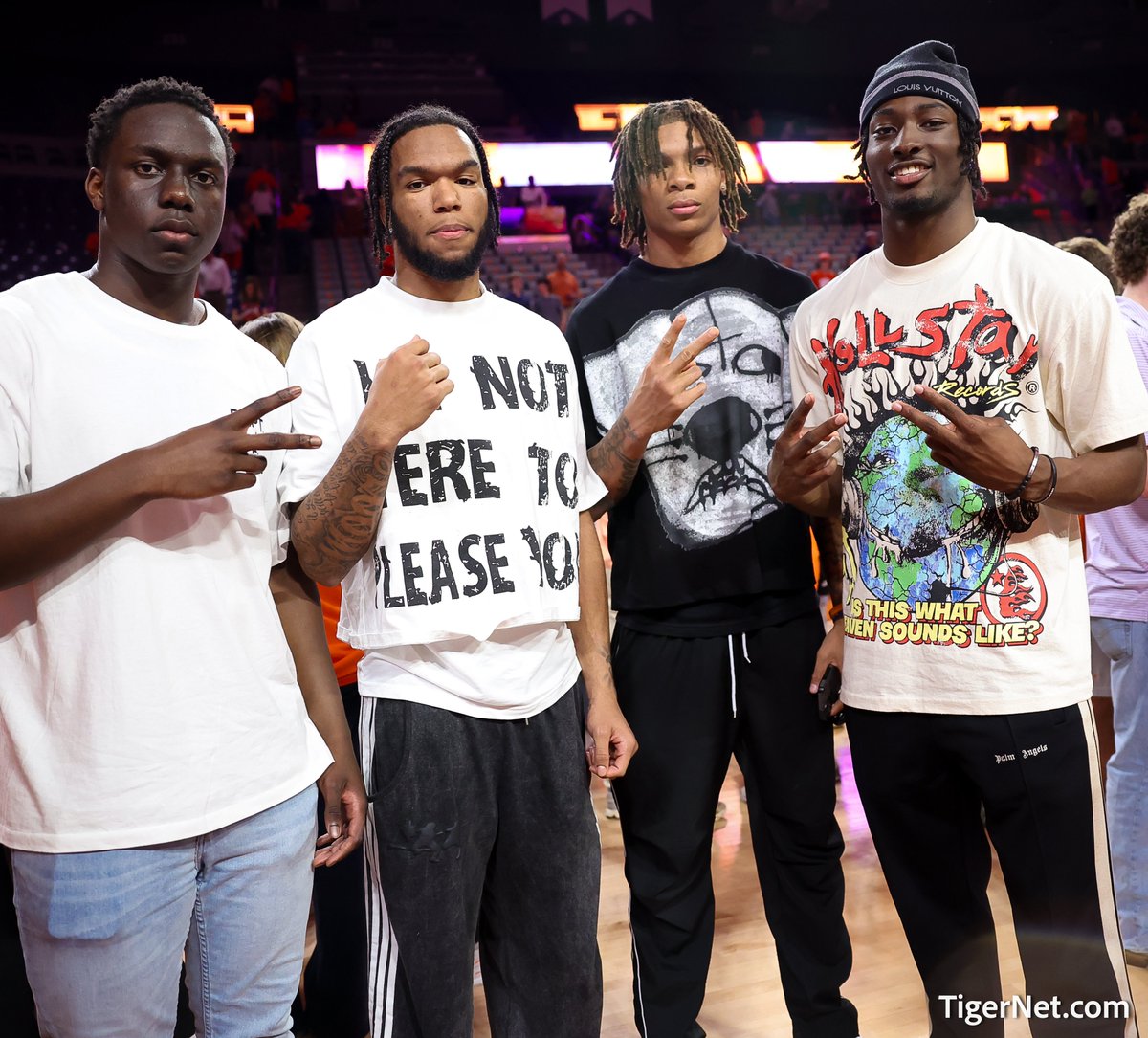 Awesome to see our Clemson athletes out supporting each other!  Several of Coach Swinney's boys came out to see <a href="/ClemsonMBB/">Clemson Basketball</a>  take down the Duke Blue Devils tonight! <a href="/cjkubahtaylor/">CJ Kubah-Taylor</a> <a href="/tjmoore305/">𝙏𝙚𝙧𝙧𝙖𝙣𝙘𝙚 “𝙏𝙅 ” 𝙈𝙤𝙤𝙧𝙚 𝙅𝙧</a> <a href="/DbkTristan/">3️⃣</a> <a href="/A2hton_/">Ashton Hampton</a>  #clemson GO TIGERS! <a href="/ClemsonTigerNet/">TigerNet.com</a>