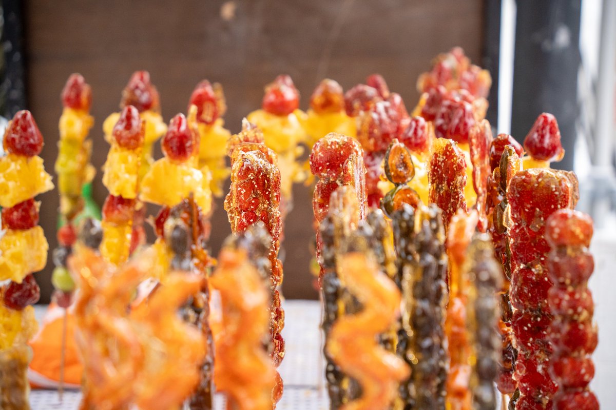 HainanToday's tweet image. A taste of Harbin’s unique charm. The iconic #candied #hawthorn #skewers (冰糖葫芦) are a must-try! Sweet, tangy, and full of local flavor, they’re the perfect treat to enjoy in the winter chill. ❄
#Harbin #TraditionalTreats #WinterDelights #travel