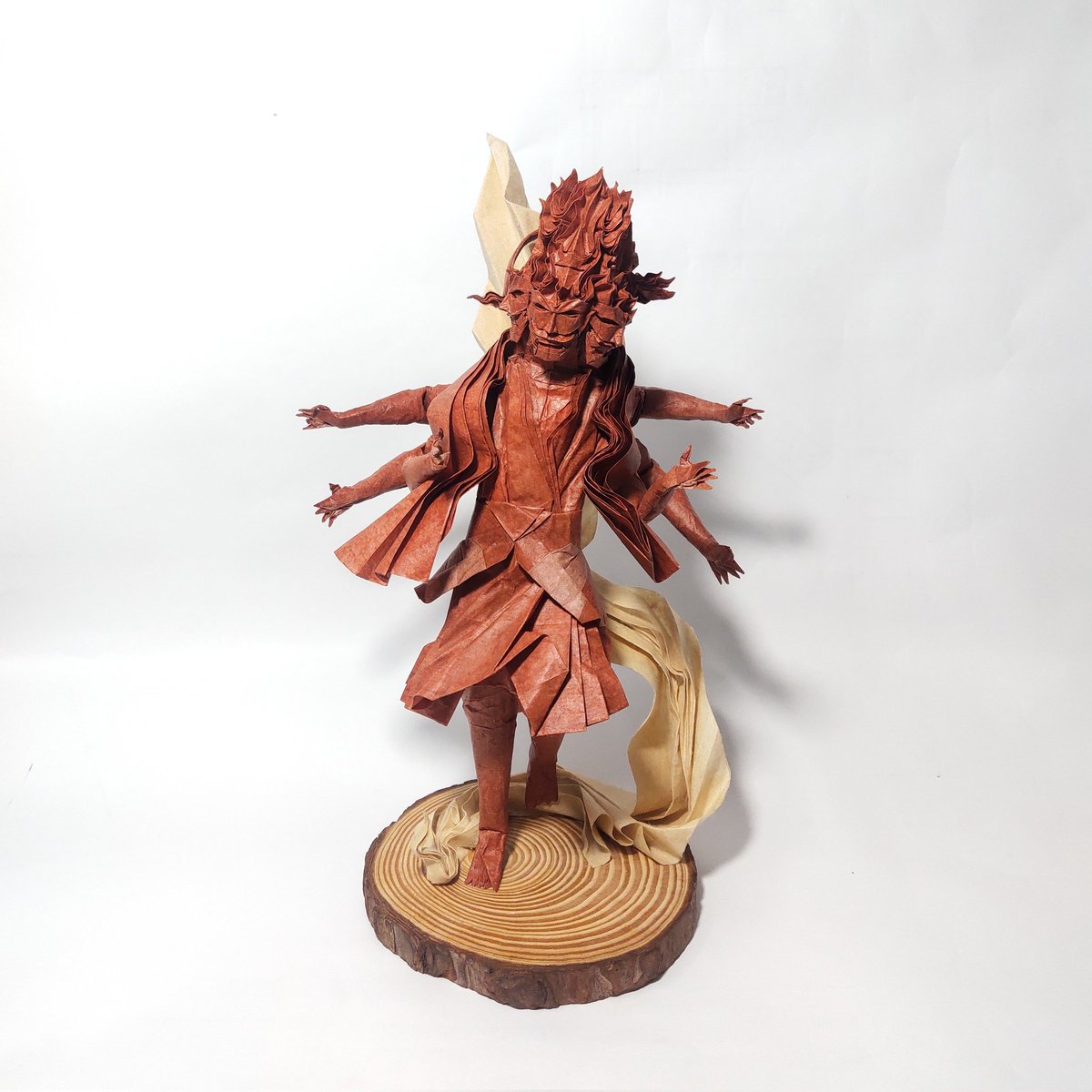 MonsierLeDuc's tweet photo. ASURA v2 (new photos)
Designed and folded by me from 95x95cm wenzhou paper
The back decoration is from rectangular b2 dó paper ~50x18cm
CP will be published in new VOG book this April.
#origami #paperart #papersculpture #fantasy #hinduism #buddhism #asura https://t.co/m0dWTPJLtj