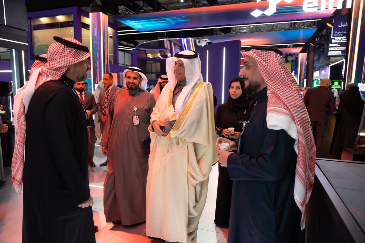 _CloudSolutions's tweet image. تشرفت #حلول_السحابة اليوم بزيارة الأمين العام لمجلس الضمان الصحي، الدكتور شباب بن سعد الغامدي، في جناحها بـ #ليب25. اطلع الدكتور الغامدي على أحدث حلولنا التقنية المتطورة التي تدعم التحول الرقمي في المملكة. نعتز بهذه الزيارة ونسعى دائماً لتقديم الأفضل في مجال الرعاية الصحية
#ليب25…