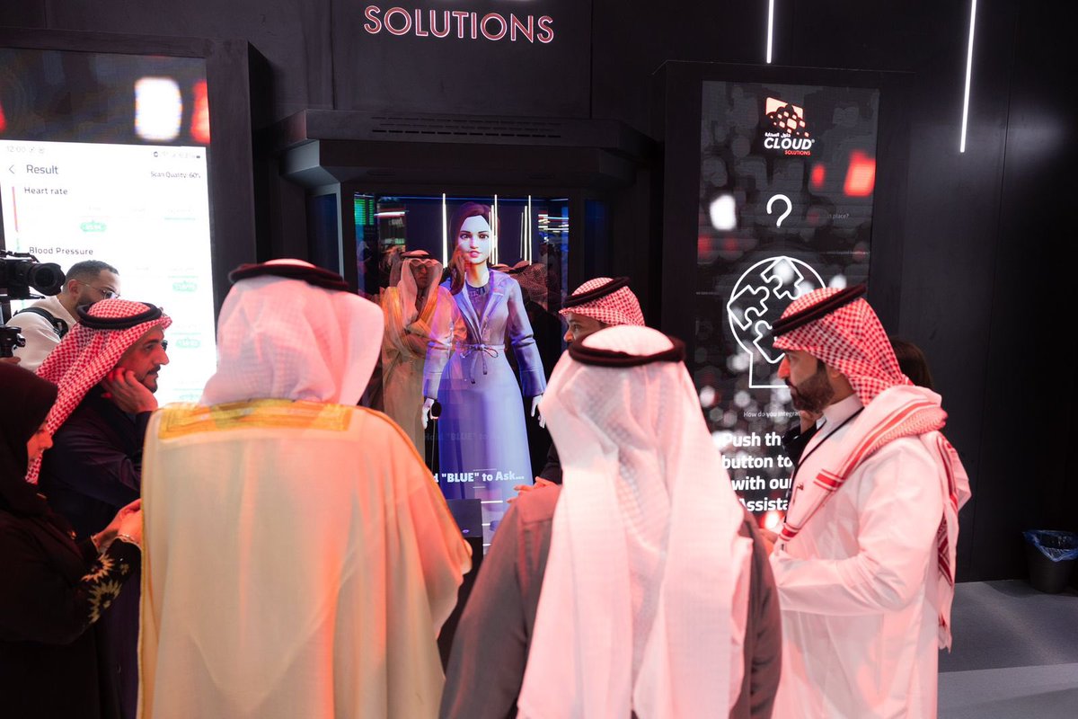_CloudSolutions's tweet image. تشرفت #حلول_السحابة اليوم بزيارة الأمين العام لمجلس الضمان الصحي، الدكتور شباب بن سعد الغامدي، في جناحها بـ #ليب25. اطلع الدكتور الغامدي على أحدث حلولنا التقنية المتطورة التي تدعم التحول الرقمي في المملكة. نعتز بهذه الزيارة ونسعى دائماً لتقديم الأفضل في مجال الرعاية الصحية
#ليب25…