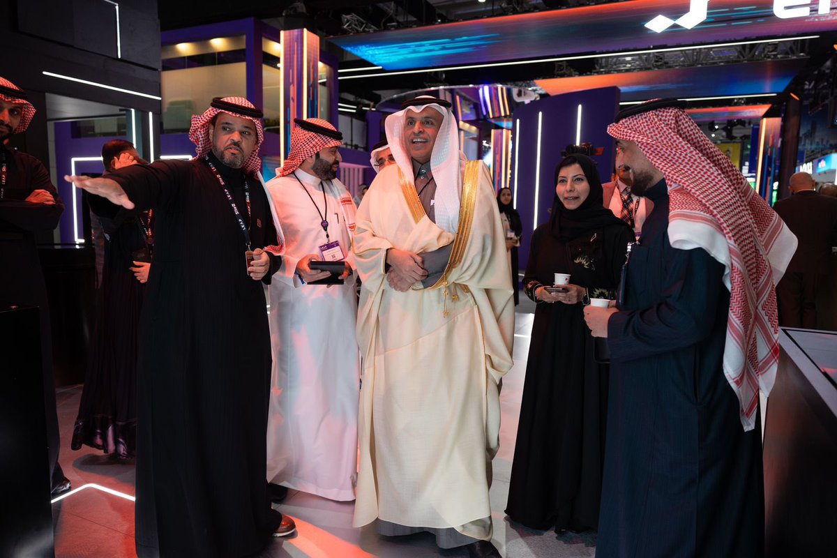 _CloudSolutions's tweet image. تشرفت #حلول_السحابة اليوم بزيارة الأمين العام لمجلس الضمان الصحي، الدكتور شباب بن سعد الغامدي، في جناحها بـ #ليب25. اطلع الدكتور الغامدي على أحدث حلولنا التقنية المتطورة التي تدعم التحول الرقمي في المملكة. نعتز بهذه الزيارة ونسعى دائماً لتقديم الأفضل في مجال الرعاية الصحية
#ليب25…