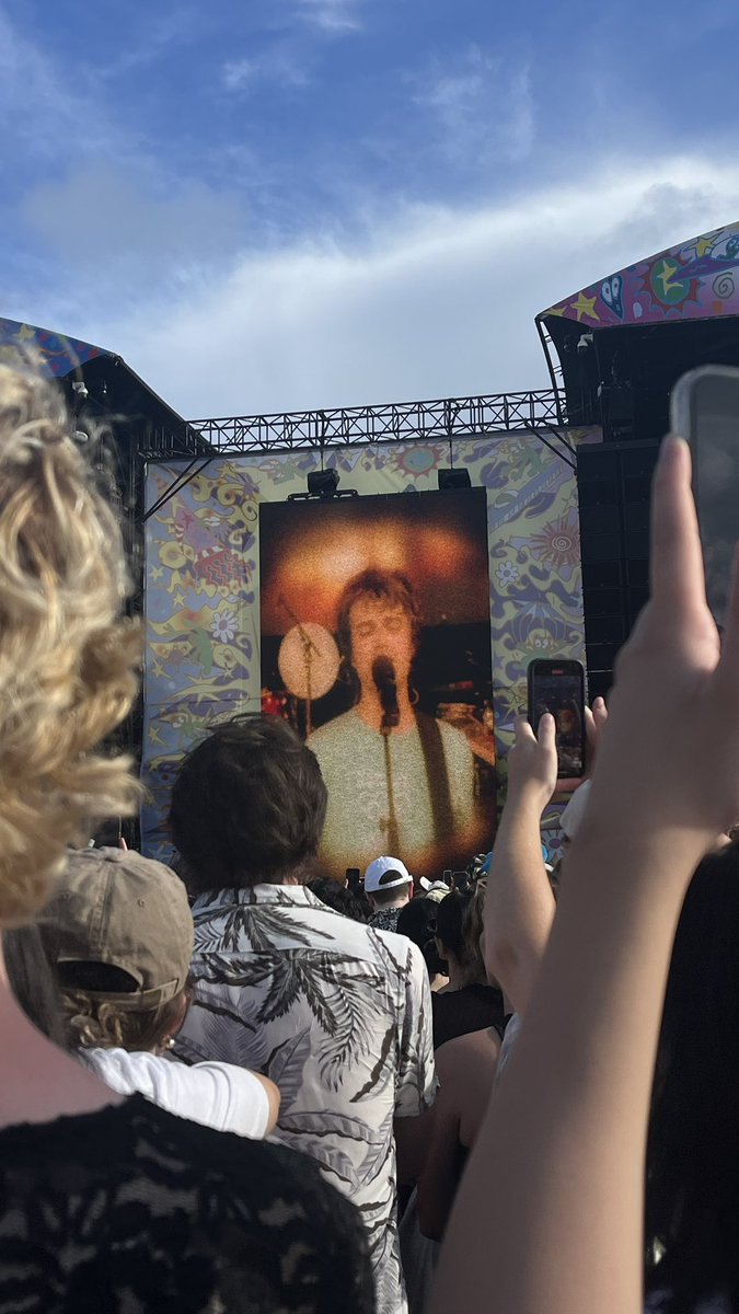 lilgayboy77's tweet photo. #laneway #maeday https://t.co/CAJl4V3hBl