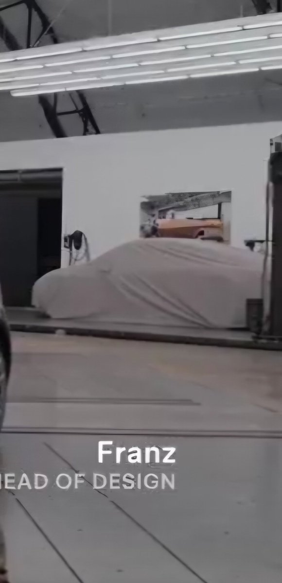 Superzu_000's tweet photo. @TeslaNewswire Roadster? New model? https://t.co/gzHrLY2N3X