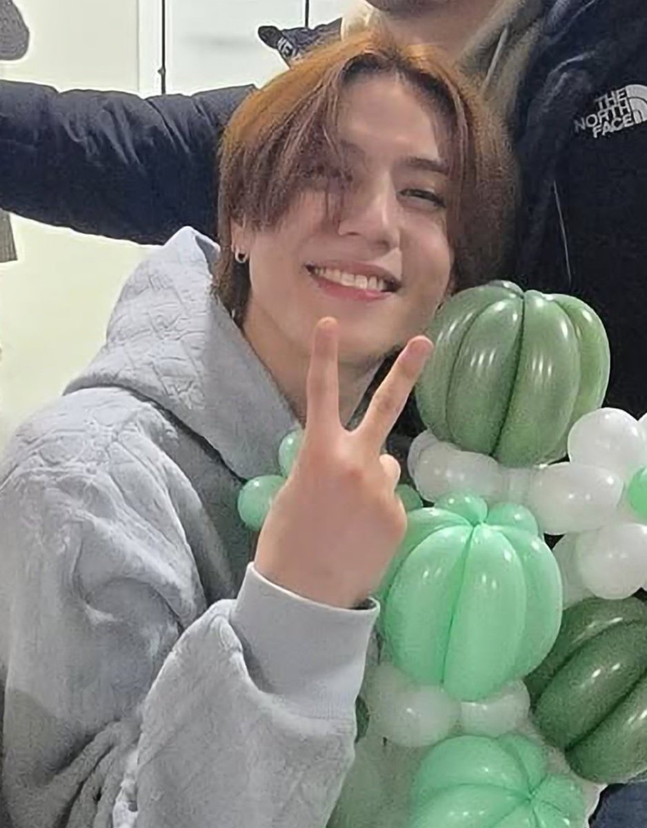 Taloem1's tweet photo. คิดถึง😊 @yugyeom https://t.co/4DhPQ3u4Fd