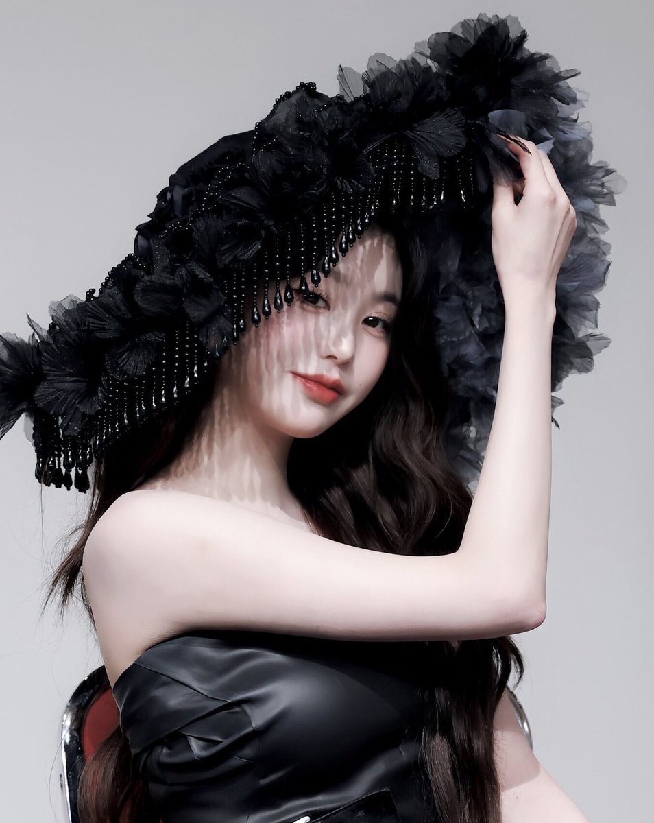 wonyoungdollz's tweet photo. Wonyoung?!!! 😍🖤

#장원영 #JANGWONYOUNG #IVE https://t.co/GvZZsAjiYH