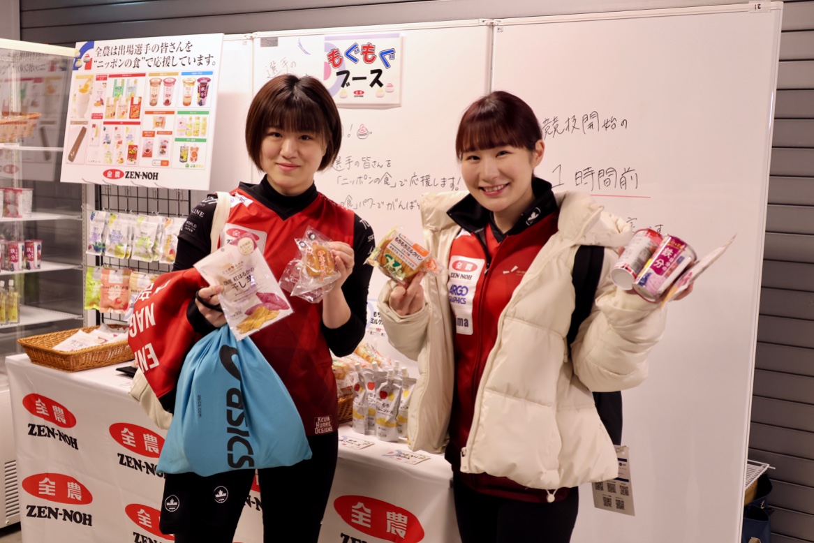 zennoh_sports's tweet photo. 🥌日本カーリング選手権大会 横浜2025🚢

【もぐもぐブース】
ハーフタイムや試合前後のエネルギー補給にご活用いただきました💖
女子チームの皆さんです💁‍♀️

これからも「ニッポンの食」パワーで がんばれ！🇯🇵

#カーリング #全農 #JCC2025 https://t.co/4s89utj2gj