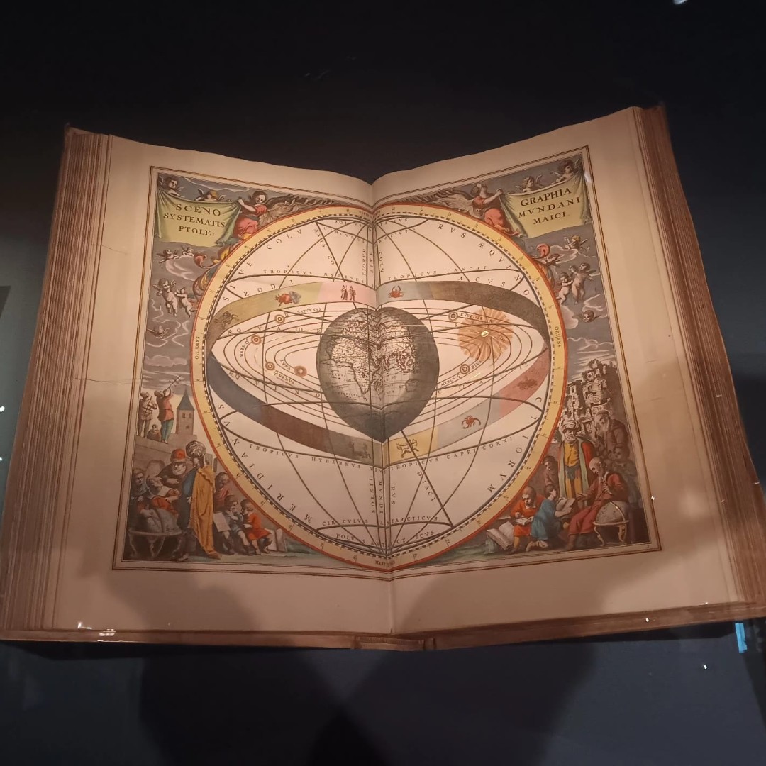 HSMOxford's tweet photo. Can you spot your star sign? ⭐

The HSM's copy of Andreas Cellarius's beautiful 'Harmonia Macrocosmica' is currently on display in the @bodleianlibraries Oracles, Omens &amp; Answers exhibition at the Weston Library. 

 #Astrology #ZodiacSigns #WestonLibrary #Oxford https://t.co/KpeWMZ9Sjy