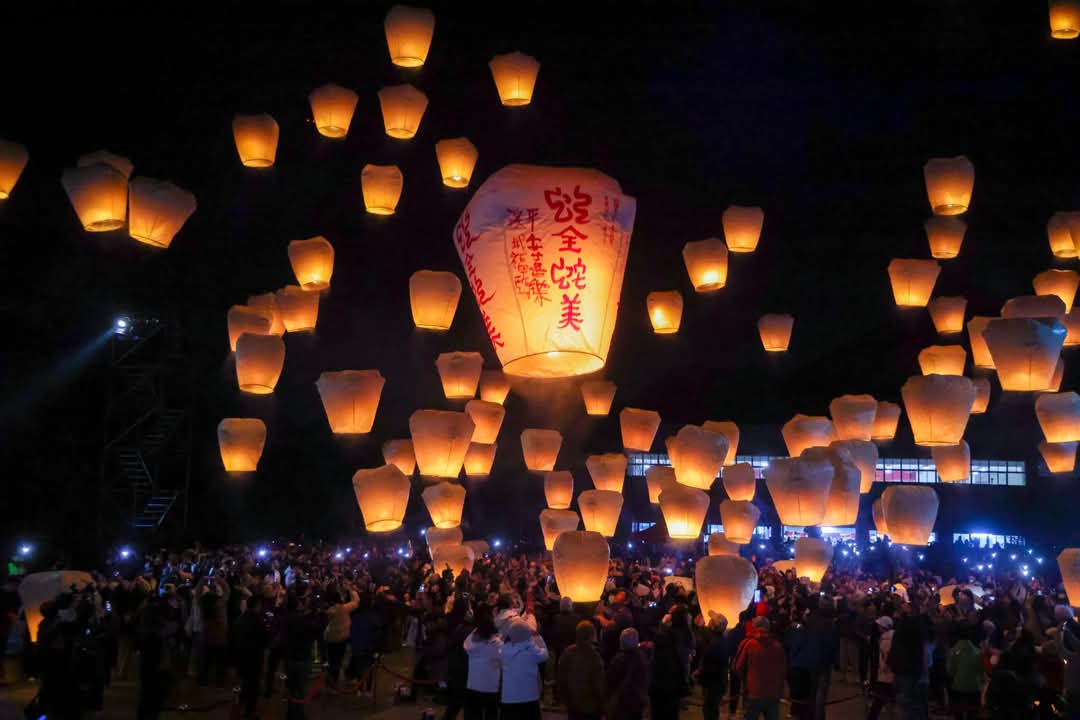 houyuih's tweet photo. Director #Greene of the #AIT/T joined me for 2025 #Pingxi #SkyLantern Festival, recommended by @Discovery & @CNN, also a deal we made in Sept. 2024.
I also created a couplet on the sky lantern to express my wishes for #hope & #harmony for both 🇹🇼&🇺🇲 in the Year of the Snake🐍. https://t.co/6jyUIQd2Fa