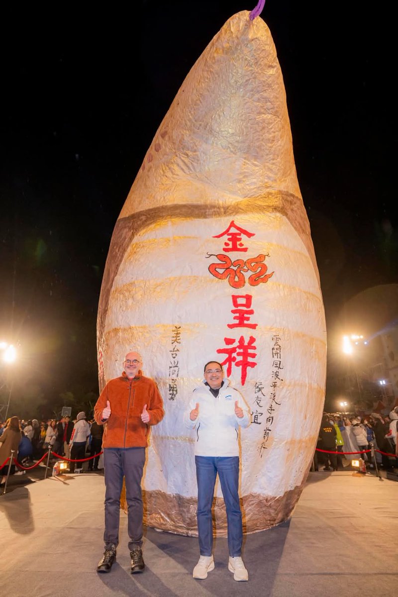 houyuih's tweet photo. Director #Greene of the #AIT/T joined me for 2025 #Pingxi #SkyLantern Festival, recommended by @Discovery & @CNN, also a deal we made in Sept. 2024.
I also created a couplet on the sky lantern to express my wishes for #hope & #harmony for both 🇹🇼&🇺🇲 in the Year of the Snake🐍. https://t.co/6jyUIQd2Fa