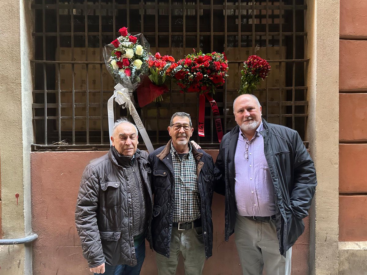 ugtcatalunya's tweet photo. 🔴 Avui, la @ugtcatalunya, com cada any, participem dels actes de commemoració del 152è aniversari de la proclamació de la primera república. ✊ La UGT porta a terme una ofrena floral davant la casa a on va néixer Pi Margall i als actes de la Plaça Víctor Balaguer. https://t.co/s40GWAMxni