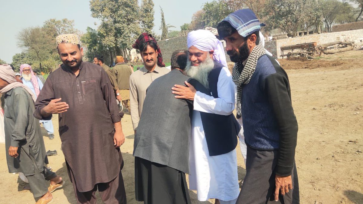 KABajwaPTI's tweet photo. ہیڈ اسلام نماز جنازہ)
سنئیر راہنما تحریک انصاف چوہدری خلیل احمد باجوہ صاحب اور عوامی ایم این اے 164 ملک اعجاز احمد گڈن کی ظفر فش فرائی والے کے نانا حاجی حسن بخش کی وفات پر نماز جنازہ میں شرکت 
اس موقع پر باجوہ گروپ کے مقامی نمائندگان بھی موجود تھے 
#pp246 #pti #mpa #kabajwapti https://t.co/29aHj4z5YO