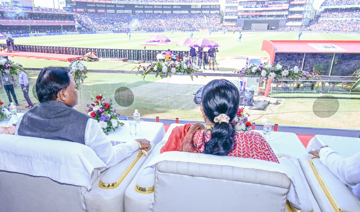 MohanMOdisha's tweet photo. କଟକ ସ୍ଥିତ ବାରବାଟୀ ଷ୍ଟାଡିୟମ୍ ଠାରେ ଭାରତ ଏବଂ ଇଂଲଣ୍ଡ ମଧ୍ୟରେ ଖେଳାଯାଉଥିବା ଏକଦିବସୀୟ ମ୍ୟାଚକୁ ହଜାର ହଜାର କ୍ରିକେଟ ପ୍ରେମୀ, ପ୍ରଶଂସକଙ୍କ ଉପସ୍ଥିତିରେ ଉପଭୋଗ କରୁଛି। ରାଜ୍ଯରେ ଏଭଳି ଏକ ଅନ୍ତର୍ଜାତୀୟ ମ୍ଯାଚ ହେବା ସତରେ ଆମ ସମସ୍ତଙ୍କ ପାଇଁ ଗର୍ବ ଏବଂ ଗୌରବର ବିଷୟ��� 

#IndiavsEngland https://t.co/hqAqzDAy1c