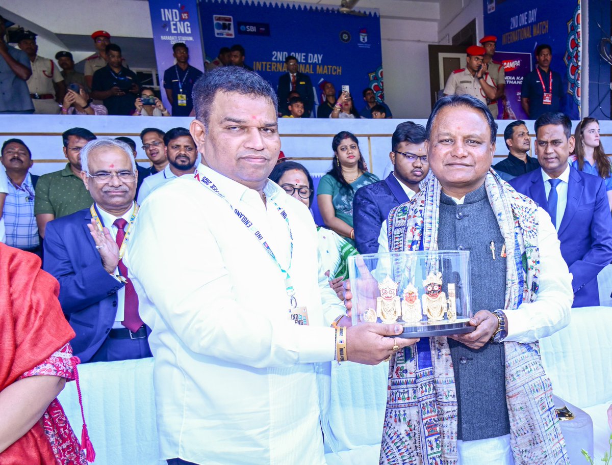 MohanMOdisha's tweet photo. କଟକ ସ୍ଥିତ ବାରବାଟୀ ଷ୍ଟାଡିୟମ୍ ଠାରେ ଭାରତ ଏବଂ ଇଂଲଣ୍ଡ ମଧ୍ୟରେ ଖେଳାଯାଉଥିବା ଏକଦିବସୀୟ ମ୍ୟାଚକୁ ହଜାର ହଜାର କ୍ରିକେଟ ପ୍ରେମୀ, ପ୍ରଶଂସକଙ୍କ ଉପସ୍ଥିତିରେ ଉପଭୋଗ କରୁଛି। ରାଜ୍ଯରେ ଏଭଳି ଏକ ଅନ୍ତର୍ଜାତୀୟ ମ୍ଯାଚ ହେବା ସତରେ ଆମ ସମସ୍ତଙ୍କ ପାଇଁ ଗର୍ବ ଏବଂ ଗୌରବର ବିଷୟ��� 

#IndiavsEngland https://t.co/hqAqzDAy1c